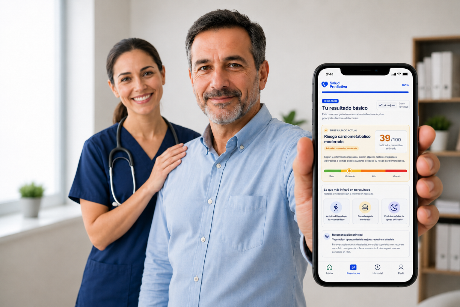 Persona revisando su resultado preventivo junto a una profesional de salud